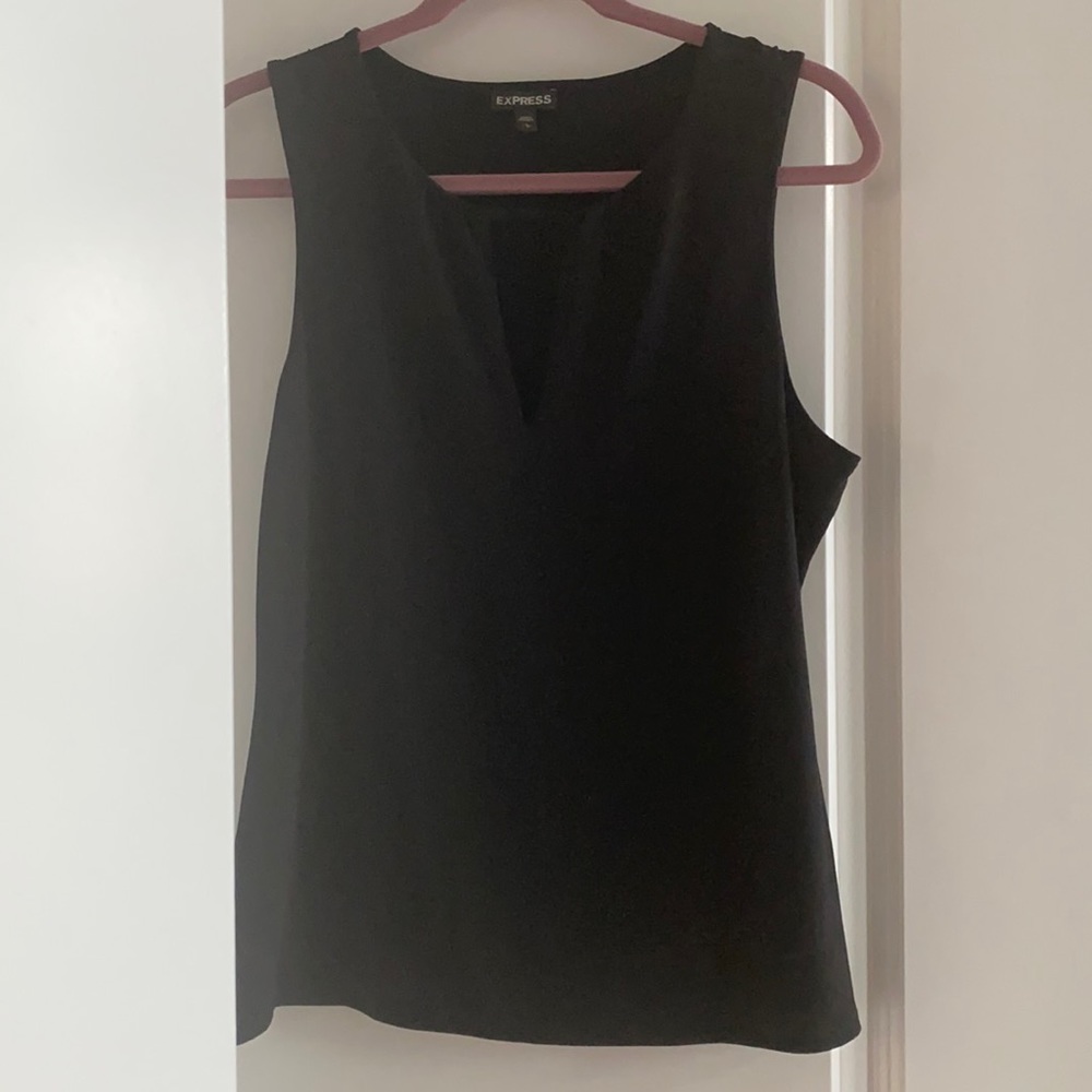 Express black key hole shirt